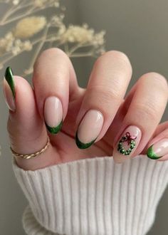 #christmasnails #festivenails #holidaynails #nailart #nailinspiration #christmasbeauty #nailsofinstagram #holidaynaildesigns #christmasnailideas #nailtrends Nail Art Noel, Xmas Nail, December Nails, Holiday Nail Designs, Green Tips, Cute Christmas Nails, Christmas Nails Easy