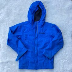 Columbia blue windbreaker with hood in kids' XS (6-7). CONDITION: Good condition. SHIPPING: Orders will be shipped within 5-7 days and can be included in your swap if you are an existing customer. You may keep your items for the season and we will remind you to return the item by May 31, 2022. By renting this item and extending its use, you are saving up to 810 liters of water! Blue Weatherproof Hooded Jacket For Fall, Blue Waterproof Hooded Jacket For Fall, Blue Weatherproof Long Sleeve Hooded Jacket, Blue Waterproof Hooded Jacket, Blue Waterproof Hooded Jacket With Long Sleeves, Weatherproof Blue Outerwear For Streetwear, Blue Long Sleeve Weatherproof Windbreaker, Casual Blue Weatherproof Hooded Jacket, Blue Hooded Raincoat With Adjustable Hood