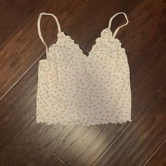 Flower Tank Top, Brandy Melville Tank Top, Brandy Melville Tank, Tank Top White, Cute Preppy Outfits, Flower Tops, Tokio Hotel, Brandy Melville Tops, Cabinet Design