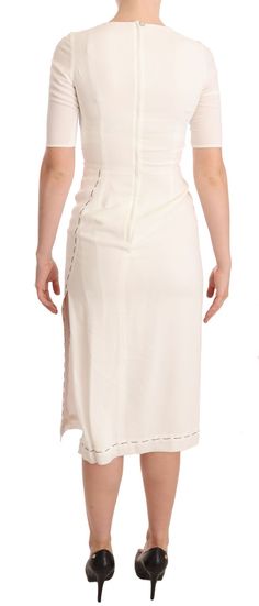 Dolce & Gabbana

 Superbe toute neuve avec étiquettes, 100% authentique Dolce & Gabbana robe blanche à imprimé floral lorsque vous sortez pour une sortie décontractée. Cette robe à manches quarts est dotée d'une fente latérale.

 Modèle: mini-robe moulante midi

 Couleur : Blanc avec imprimé floral rose

 Fermeture à glissière au dos

 Doublure intérieure en soie extensible

 Détails du logo

 Fabriqué en Italie

 Artisanat très exclusif et de haute qualité

 Matière : 100% Viscose

 Doublure : White Fitted Dress With Side Slits, White Midi Dress With Side Slits For Summer, White Sheath Midi Dress For Daywear, Designer White Sleeveless Dress, White Knee-length Dress With Side Slits, Designer White Spring Dresses, White Midi Dress With Side Slits, White Midi Dress With Side Slits For Evening, Spring White Midi Dress With Side Slits