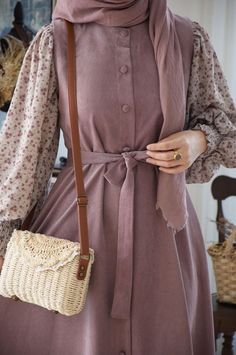 Blouse Casual Fashion, Stylish Hijab, Muslim Fashion Hijab Outfits, Stylish Short Dresses, Casual Hijab Outfit, Fashion Muslim