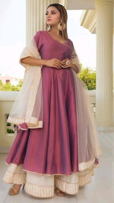 Plain Dresses, Silk Anarkali, Anarkali Dress Pattern, Indian Dresses Traditional, Traditional Indian Outfits, Trendy Dress Outfits, Party Kleidung, Arm Sleeves, Designer Party Wear Dresses