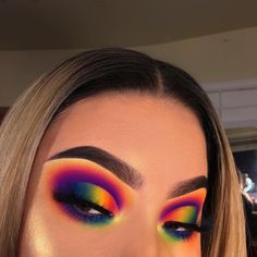 Daily Makeup Pics And Videos💋 on Instagram: “😍😍😍 @makeupbyriquelle -  #beautiful #beauty #beautyguru #makeupartist #mua #makeuplover #makeupaddict #makeupoftheday #makeuplooks…” Rainbow Makeup Ideas, Make Up Designs, Pretty Rainbow, Bright Makeup, Pride Makeup, Rainbow Makeup, Eye Makeup Designs, Colorful Eye Makeup