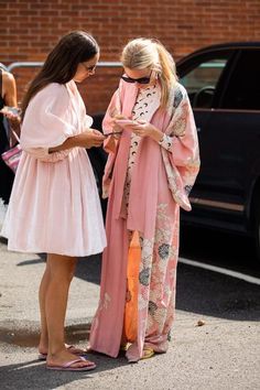 Spring Party Dresses, Look Rose, Mode Kimono, Balloon Sleeve Dress, Easy Style, Copenhagen Fashion Week, Oversized Dress, Simple Fashion