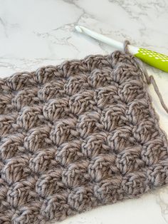 How to crochet the blanket stitch. Learn how to do the crochet blanket stitch for beginners with instructions and a video tutorial. Blanket Stitch Crochet, Amanda Crochets, Crochet Blanket Stitch, Crochet Fingerless Gloves Free Pattern, Crochet Knowledge, Crochet Blanket Stitch Pattern, Button Shawl