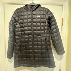 Worn Twice. Like New North Face Puffer With Hood. Very Warm. No Defects. Ship Next Day 19.5 Inches Pit To Pit Shoulder To Bottom Hem 30 Inches Bottom Opening 23 Inches Black North Face Puffer, Black North Face, North Face Jacket, The North Face, Like New, Puffer, Jackets & Coats, Jackets For Women, Women Shopping