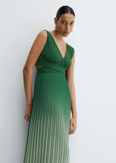 Pleated ombré dress -  Women | Mango USA Europe Outfits Summer, Mango Maxi Dress, Ombré Dress, Classic Chic Style, Black Tie Attire, Hawaii Dress, Long Green Dress, Pleated Gown, Mango Dresses