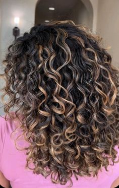 Curly Hairstyles Color Highlights, Curly Hair Highlights And Lowlights, Balayage Curls, Blonde Highlights Curly Hair, Curly Highlights, Really Curly Hair, Highlights Curly, Curly Color