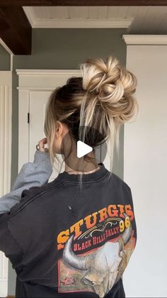 TORIE BLISS on Instagram: "Trust the process for a perfect messy bun everyyyy time 👌🏼𝖘𝖆𝖛𝖊 & 𝖙𝖗𝖞  Tips:  🖤if you wear clip ins like me , start them up higher & clip them upside down ( I have 20in @luxyhair code LX-TORIEBLISS )  🖤works best if your hair isn’t to silky, sooo “dirty” hair  🖤prep hair with dry texture spray  🖤after you secure with an elastic pull at it to fluff it up a bit   Inspired by the talented af @lindseyraemyers 👑 . . #messybun #hairstyles #hair #hairtutorial" Easy Way To Style Long Hair, How To Do The Perfect Messy Bun, Cute Messy Buns For Long Hair, Messy Bun Hairstyles For Long Hair, Messy Up Do, Dirty Hair Updo, Dirty Hairstyles, Messy Updos For Long Hair, Dirty Hair Hairstyles For Work