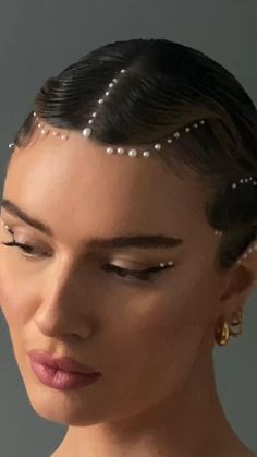 Cool Hairstyles With Accessories, Pearl Style Fashion, Pearls In Hair Side Part, Gemstone Hair Pin, 1920s Ponytail, Finger Waves With Pearls, Pearls In Short Hair, Editorial Short Hair, Finger Waves Wedding Hair