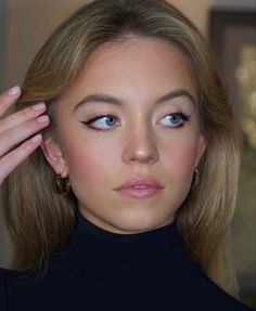 Sydney Sweeney Eye Makeup, Sidney Sweeney Makeup, Make Up For Rounded Eyes, Fair Skin Aesthetic, England Photoshoot, Makeup Fair Skin, Doe Eye Makeup, Smink Inspiration