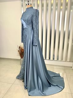 It is a lined, lace front draped dress.  It is made of 100% lace and satin fabric.  It is a lapel dress.  It is 152 cm long. Wedding Dress Islamic, Plus Size Hijab, Stylish Abaya, Lapel Dress, Dress Islamic, Satin Evening Dress, Dress Stylish, Islamic Dress, Satin Evening Dresses