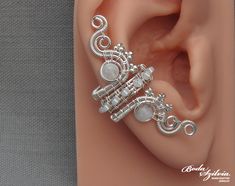 Wire wrapped ear cuff with moonstone, perfect wedding jewelry, no piercing required. Moonstone is associated with the inner goddess, a symbol of fertility and sensuality. It's made of nickel free silver plated wire, seed beads and beautiful moonstone stones. You can wear it on both the left or right ear. Available: -single - pair Plz, select from the list (select style). Made for order. I'll need 1-5 days to make your ear cuff. Please note that each piece is made 100% by hand and may vary a litt Ear Cuff Tutorial, Ear Cuff Diy, Wire Ear Cuffs, Jewelry For Wedding, Ear Cuff Jewelry, Bijoux Fil Aluminium, Wrap Earrings, Wire Jewelry Designs, Silver Ear Cuff