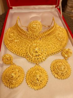 Arab Gold, Gold Palace, Ballet Hairstyles, Unique Gold Jewelry, Unique Gold Jewelry Designs, Gold Jewelry Designs, Pure Gold Jewellery, Choker Necklace Designs, Modern Jewellery Design