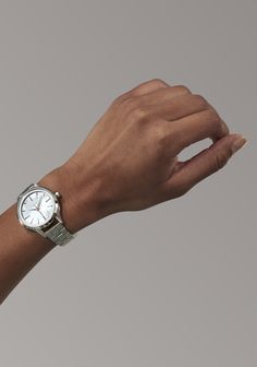 This Nixon Optimist watch combines a classic stainless steel design with a modern silver dial. It is waterproof up to 100 meters and has a three-hand design featuring precision quartz movement. The case has a diameter of 34mm and a 9mm depth for optimal durability. With its simple design and timeless features, this watch is perfect for any occasion.