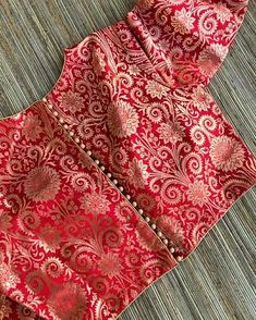 Sandeep Inamke (@mogra_sarees) • Instagram photos and videos Traditional Fitted Blouse With Buttons, Brocade Blouse Designs, Blouse Sari, Blouse Lehenga, Boat Neck Blouse Design, Sari Design, Brocade Blouse