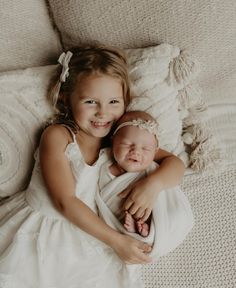 Baby sister smiled at the exact right time. ❤️ #montanalifestylephotographer #montanaphotographer #montananewbornphotographer #babygirl #newbornphotography Sibling With Newborn Photoshoot, New Born Baby Girl Photoshooting With Siblings, New Sibling Photoshoot, Newborn Photos With Siblings Sisters, Newborn Photos With Sister, Newborn Photos With Older Sister, Newborn And Sibling Photo Ideas Sisters, Newborn And Sister Photography, Newborn And Big Sister Pictures