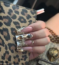 Birthday Nails Inspo, Exotic Nail Designs, White Nails With Gold, Quinceanera Nails, Hard Nails, Glamour Nails, Nails Design With Rhinestones, Girly Acrylic Nails, Glow Nails