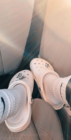 White Crocs Aesthetic, White Crocs Outfit, Crocs Outfit, White Crocs