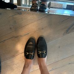 Black Leather Women's Horsebit Detail Leather Sole Flat .4" Heel These Shoes Run Small, We Recommend Sizing Up Half A Size Made In Italy Authentic, Doesn’t Come With Box Leather Slippers, Gucci Black, Gucci Shoes, Mule Clogs, Mules Shoes, Clogs, Leather Women, Black Leather, Slippers