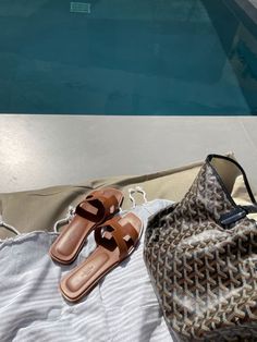 Goyard Tote, Super Rich Kids, Mode Casual, Sandals White, Sandals Flat, Future Lifestyle, Rich Kids, Summer Feeling, Old Money Aesthetic