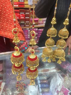 gold jewelry is on display in a store