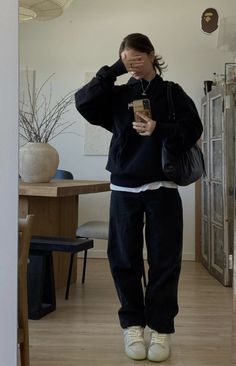 black tracksuit, black bag, white shoes Sweatshirt With White Shirt Underneath, Uni Comfy Outfits, Instagram Grunge Aesthetic Clothes, Outfit Ideas For Night Out, Winter Outfits2023, Uni Fits Winter, Black On Black Outfits Casual, Black Jogging Pants Outfit, Chill Outfits Fall