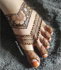 henna tattoo on the foot and feet