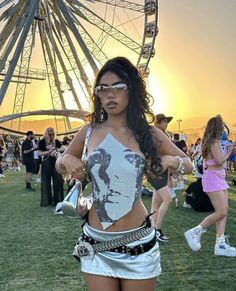 Mesh Coachella Outfit, Chrome Festival Outfit, Dark Coachella Outfit, Baddie Festival Fits, Vintage Rave Outfits, Leather Top Outfit Ideas, Cochella Outfits 2024, Cochella Outfits Woman, Music Festival Outfit Ideas Summer