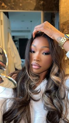 Highlight Makeup Black Women, Bronzy Makeup Black Women, Dark Feminine Makeup On Brown Skin, Highlighter Black Women, Pretty Darkskin Girls Aesthetic, Chocolate Hair, Peekaboo Hair, Cute Hair Colors, Protective Hairstyles Braids