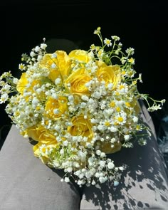 a bouquet of yellow roses and baby's breath