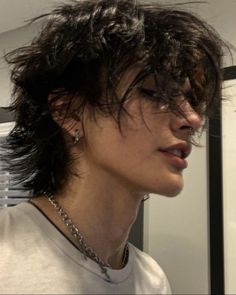 Black Hair Hairstyles Men, Black Hair Cuts Men, Short Wolfcut Mullet, Black Haired Men, Pretty People Men, Cool Looking People, Shag Haircut Men, Black Hair Men, Black Haired Boy