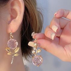 Spezifikationen:
Material: Silbernadel S925
Stil: koreanische Art
Wird bearbeitet: Galvanik
Stil: Damenstil
Typen: Asymmetrische rosa transparente Rosen - Silver Needle

Paket Inhalt:

Paar Ohrringe x 1 Flower Shaped Jewelry With Roses, Pink Elegant Flower Earrings For Valentine's Day, Elegant Pink Flower Earrings For Valentine's Day, Rose Gold Flower-shaped Jewelry For Summer, Feminine Rose Gold Earrings For Spring, Rose Gold Flower-shaped Earrings For Summer, Pink Rose Design Flower Earrings For Valentine's Day, Rose Gold Flower Earrings For Spring Party, Party Earrings For Mother's Day