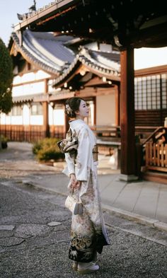 Kimono Photoshoot Japan, White Kimono Traditional, Kimono Aesthetic, Purple Kimono, Japan Dress, Runaway Bride, Kimono Japan, Traditional Japanese Kimono, Travel Pictures Poses