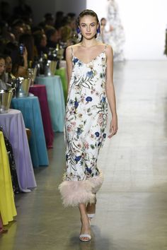 Badgley Mischka Spring 2019 Ready-to-Wear Collection - Vogue Spring Work Outfits, Cocktail Outfit, Vogue Russia, Summer Fashion Trends, Spring Outfits Women, Summer Fashion Outfits, Fashion 2020, Vogue Paris