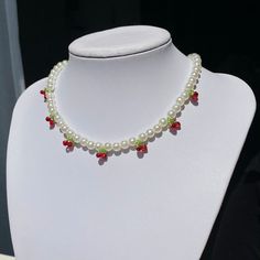 #diy #jewelry #inspiration #pearl #necklace #coquette #cherry #cherries #lana #del #rey #beaded #beading #techniques #handmade Cherry Necklace Diy, Pulseras Coquette, Lana Del Rey Jewelry, Cute Lana Del Rey, Cherry Pearl Necklace, Pearl Necklace Ideas, Lana Del Rey Necklace