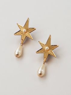 Description The perfect party earrings that go with every outfit. You just can't go wrong with golden stars! This dreamy pair of star earrings are made from gold mirror with our signature wood reverse and high quality glass pearls. Original design Sterling silver earring clips Super comfy & easy to put on High quality glass pearls & beads FSC approved wood Made in England Beautifully handcrafted Comes in gift packaging Handmade in our North London studio. Details Materials: Acrylic with our sign Unique Earrings Gold, Metal Jewelry Handmade, Packaging Handmade, Aesthetic Earrings, Small Drop Earrings, Inexpensive Jewelry, Party Earrings