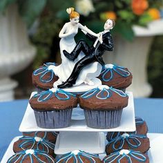 Comical Couple with the Groom Taking a Plunge (Caucasian) Cakes Funny, Bride Cupcakes, Bridal Cake Topper, Funny Cakes, Cake Toppers Wedding, Wedding Funny, Funny Cake Toppers, Funny Wedding Cakes, Funny Wedding Cake Toppers