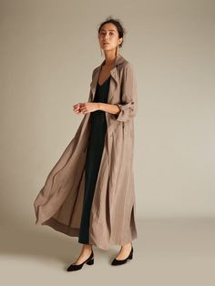 Click here to buy Equipment Racquel silk slip dress at MATCHESFASHION Look Kimono, Casual Chique Stijl, Stile Hijab, Style Casual Chic, Blogger Outfits, Effortless Outfit, What To Wear Today, Raquel Allegra, Long Trench