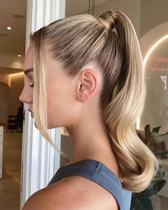 Looking for a prom-inspired look? Check out these ponytail styles that are very stylish and easy to achieve. High Ponytail Updo, Prom Hair Medium Length, Sleek High Ponytail, Prom Ponytail Hairstyles, Prom Ponytail, Curly Prom Hair, Prom Hair Medium, Prom Hairstyles Updos, Hairstyles And Colors