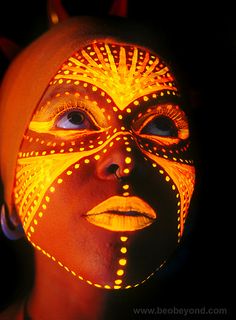 neon African Halloween, African Face Paint, Henna Paint, Painted Face, Pics Art, Light Painting, Painting Patterns