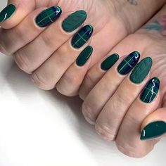 Emerald green nails and emerald green nail designs to try Geeky Nails, November Nail Art, Winter Nails Designs, Fancy Nail Art, November Nails, February Nails