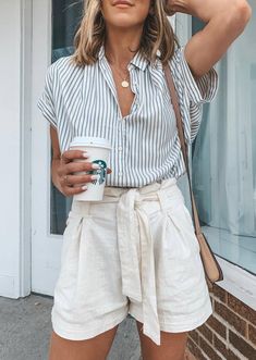 cute outfit idea for summer : blue shirt bag white shorts Summer Outfit Guide, Cool Summer Outfits, Fashion Mode, Street Styles, Who What Wear