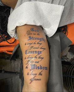 a person with a tattoo on their leg that says, god has the strength to change