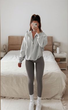 Outfit Ideas With Grey Flare Leggings, Minimalist Cozy Outfit, Cute Casual Outfits For Home, Chill Outfits With Leggings, Active Casual Outfit, Glowmode Outfit, Gray Leggings Outfit Winter, Styling Leggings Fall, What To Wear With Grey Leggings