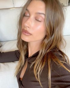 Hailey Bieber Light Brown Hair, Bailey Beiber Hair, Bailey Bieber Hair, Self Pictures, Cool Skin Tone, Soft Glam Makeup, Glam Makeup Look, Soft Glam, Face Card