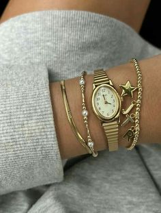 Stacks Of Jewelry, Classy Bracelet Stack, Lots Of Gold Jewelry, Cool Girl Jewelry, Jewllery Post, Gold Jewelry Aesthetic Rings, Gold Jewelry Stack, Jewelry Aesthetic Photography, Jewelry Inspo Gold