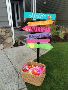 a sign that says aloho, mau and the other signs are in front of a house