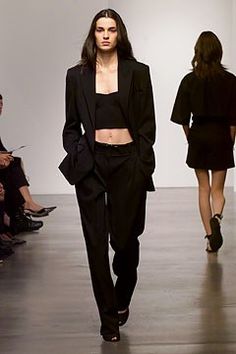 Calvin Klein Collection Spring 2002 Ready-to-Wear Fashion Show - Amanda Moore, Calvin Klein Effortlessly Chic Outfits, Chic Outfits, New Look, Versace