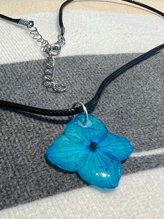 Blue pressed real flower necklace, wildflowers pressed and encapsulated in resin, beautiful necklace, transparent resin jewel, you will be able to appreciate the beauty of this natural flower from any angle obtaining a 3D effect, a beautiful leather style necklace made of braided material. , Snakeskin, with adjustable closure. Complement the closure with this beautiful necklace, a beautiful necklace for lovers of the details of nature and simplicity and elegance, each necklace is unique since ea Necklace Transparent, Real Flower Necklace, Pressed Flower Necklace, Necklace Resin, Transparent Resin, Leather Style, Pressed Flower, Beautiful Necklace, Style Necklace